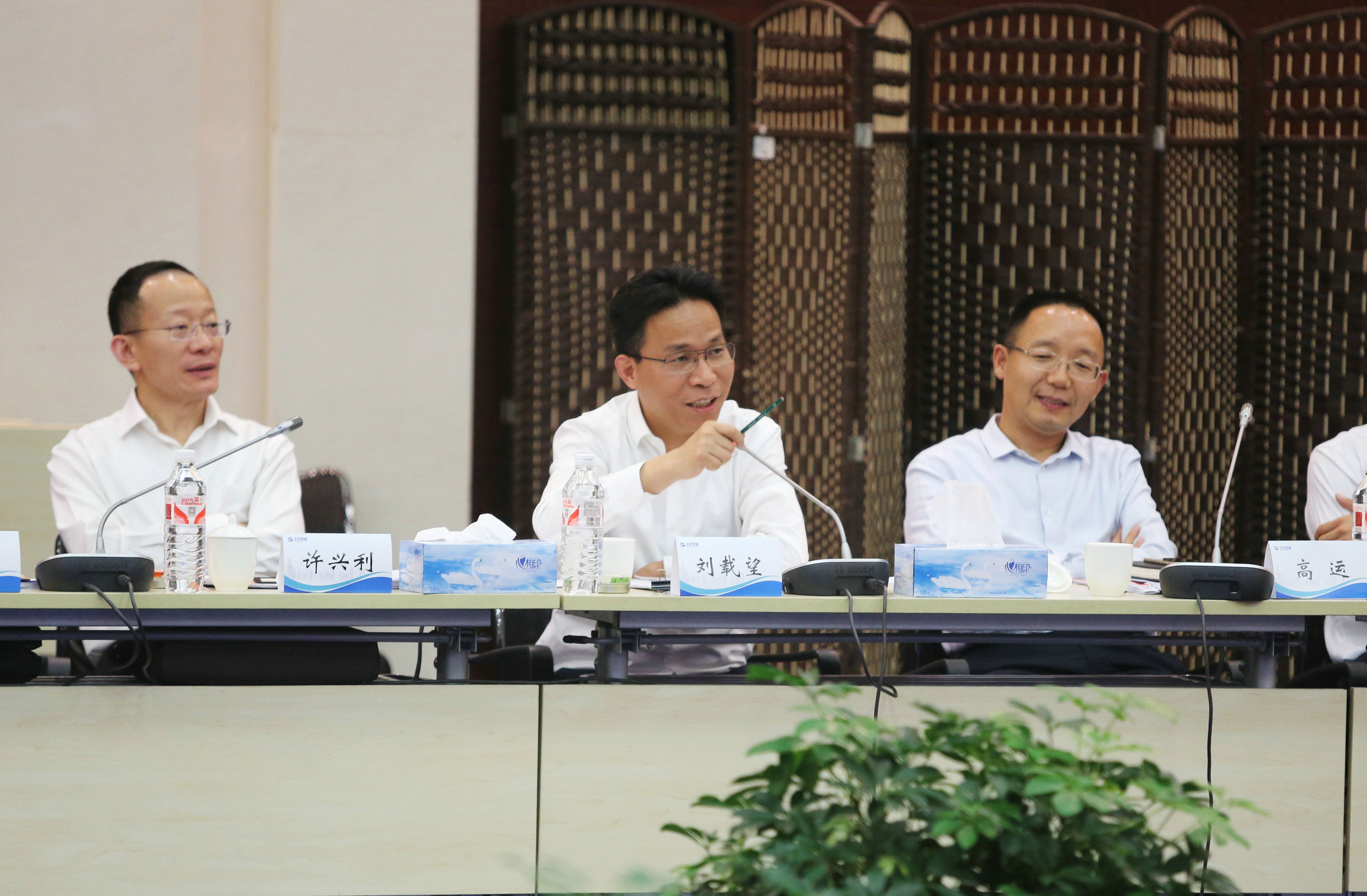 港源裝飾舉行2017年年中經(jīng)營調(diào)度(擴(kuò)大)會